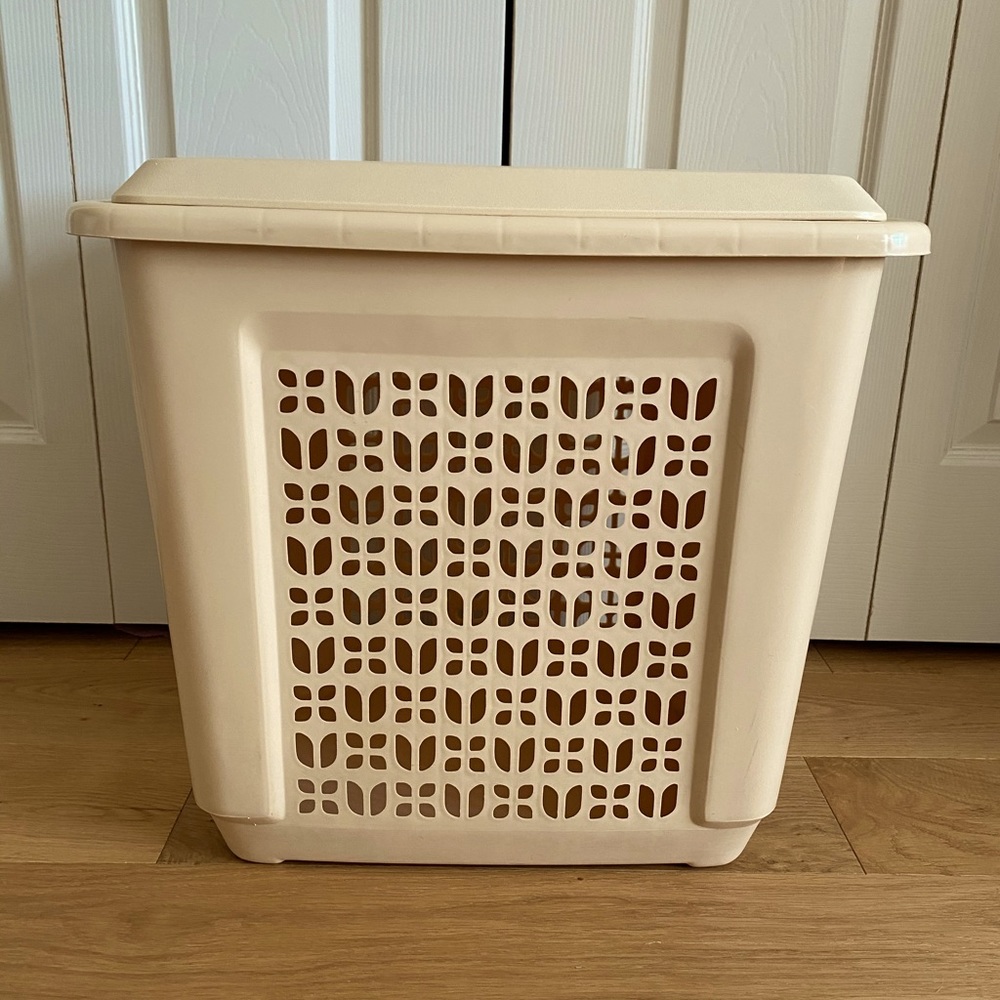 Vintage Rubbermaid Hamper